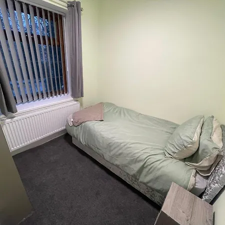 House Sleeps 9 With Garden And Parking * Bradford (West Yorkshire)
