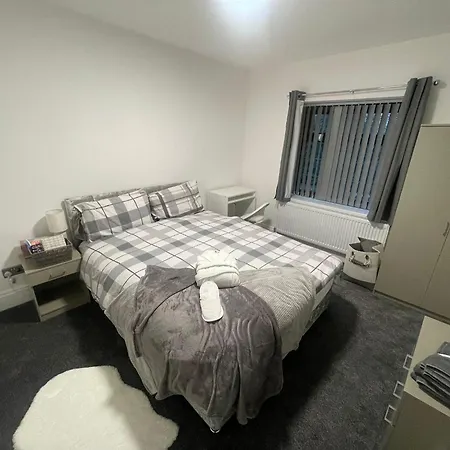 House Sleeps 9 With Garden And Parking Bradford (West Yorkshire)