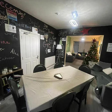 House Sleeps 9 With Garden And Parking