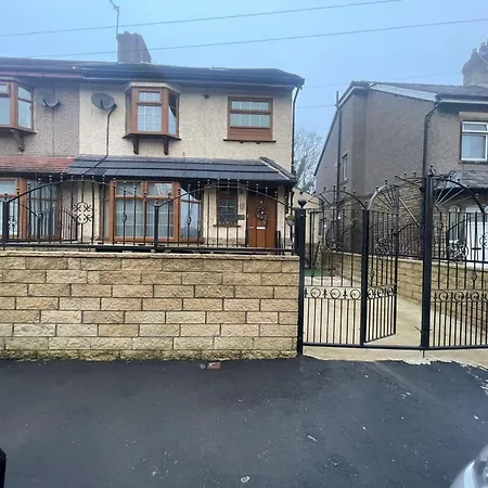 House Sleeps 9 With Garden And Parking Tatil Evi Bradford (West Yorkshire)