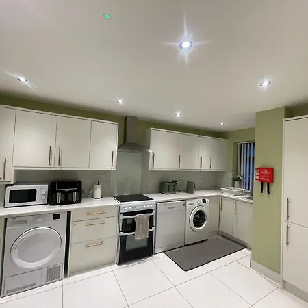 House Sleeps 9 With Garden And Parking *