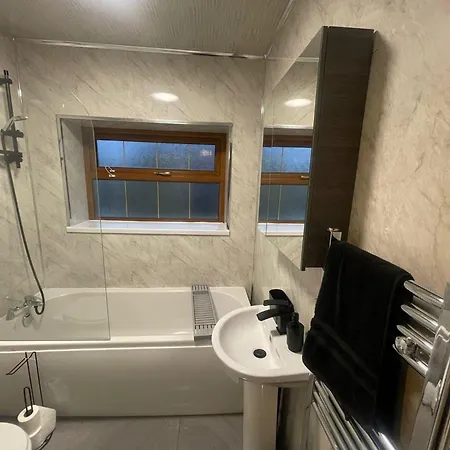 House Sleeps 9 With Garden And Parking