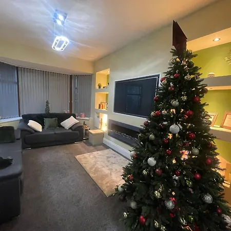 House Sleeps 9 With Garden And Parking Tatil Evi *