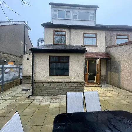 House Sleeps 9 With Garden And Parking *