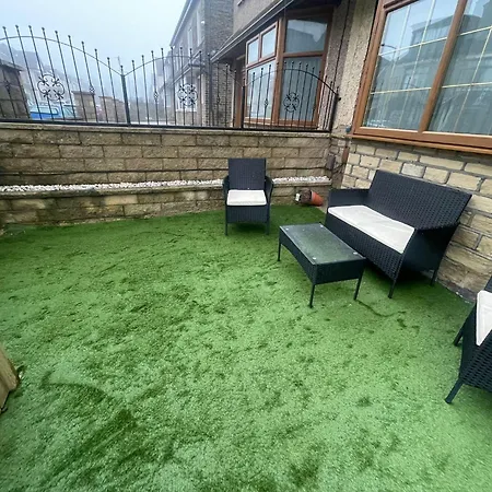 Tatil Evi House Sleeps 9 With Garden And Parking Bradford (West Yorkshire)