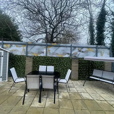 Tatil Evi House Sleeps 9 With Garden And Parking Bradford (West Yorkshire)