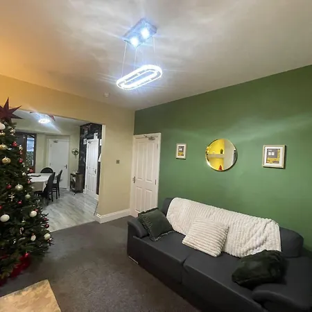 House Sleeps 9 With Garden And Parking *