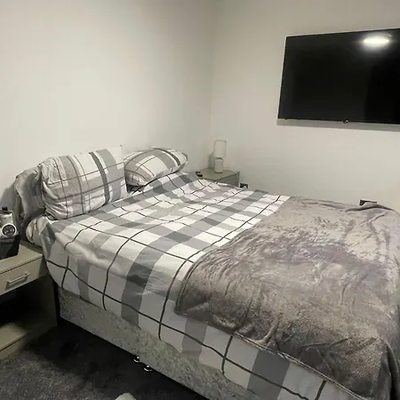House Sleeps 9 With Garden And Parking * Bradford (West Yorkshire)