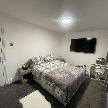 House Sleeps 9 With Garden And Parking