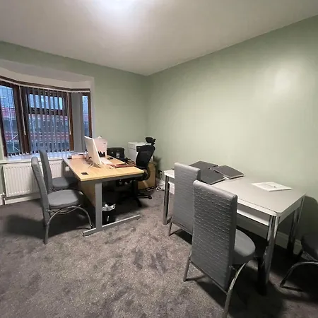 House Sleeps 9 With Garden And Parking *